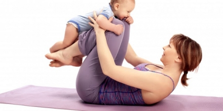 Le yoga postnatal, une exercice à pratiquer avec bébé